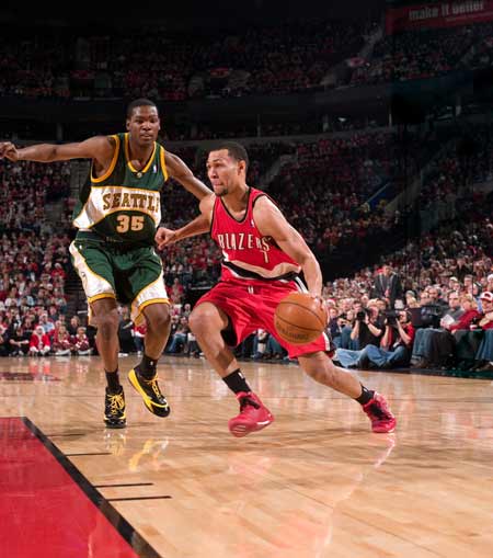  开拓者双枪合璧击溃活塞防线  