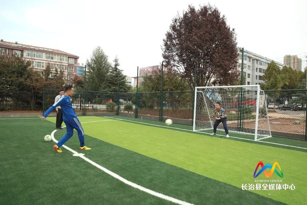  马赛球迷冲场抗议，要求俱乐部改善设施  